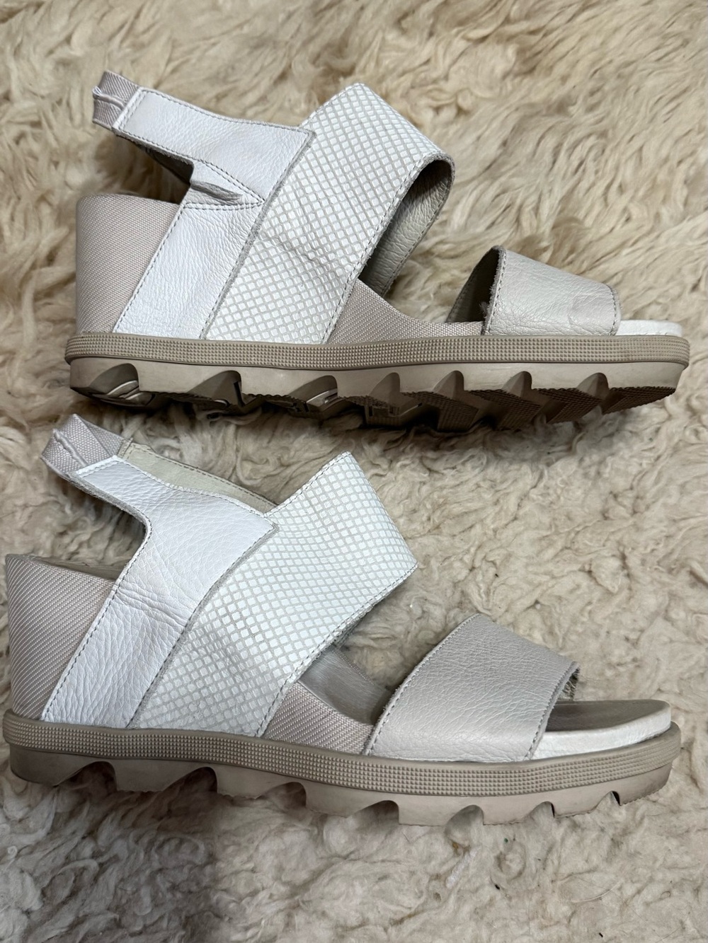 Women’s SOREL heels. Size 8